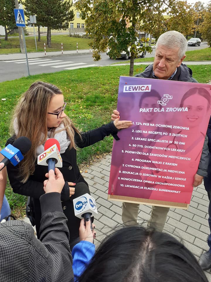 Poparłam dzisiaj protest fizjoterapeutów i diagnostów. Fizjoterapeuci zarabiają od 1600 do 2400 zlotych miesięcznie. Mic