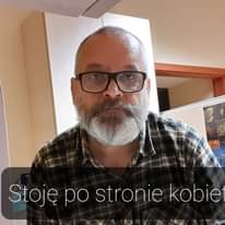 Image may contain: 1 person, beard and eyeglasses, text that says 'Stoję po stronie kobie'
