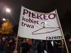 Image may contain: one or more people, text that says 'kobiet 0 PIEKŁO trwa razem'