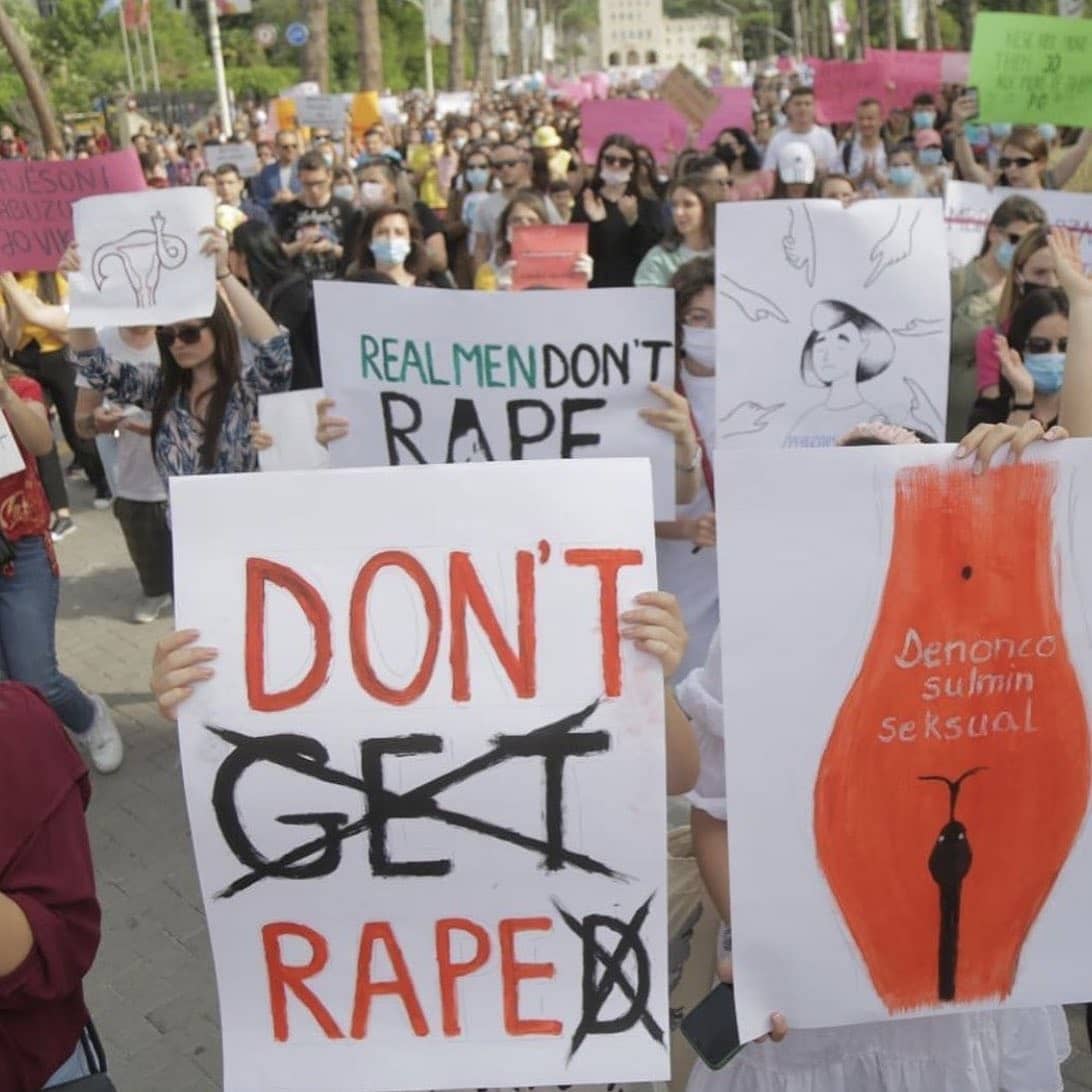 15-latka została zgwałcona przez 65-letniego ochroniarza w szkole. Mężczyzna nagrał gwałt, a potem pokazał nagranie trój